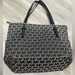 Micheal Kors Medium Purse